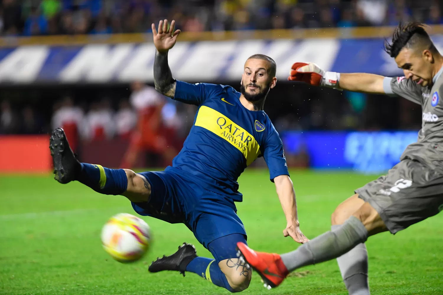 LUCHADOR. Benedetto no marcó, pero igual dejó todo por el equipo. TÉLAM