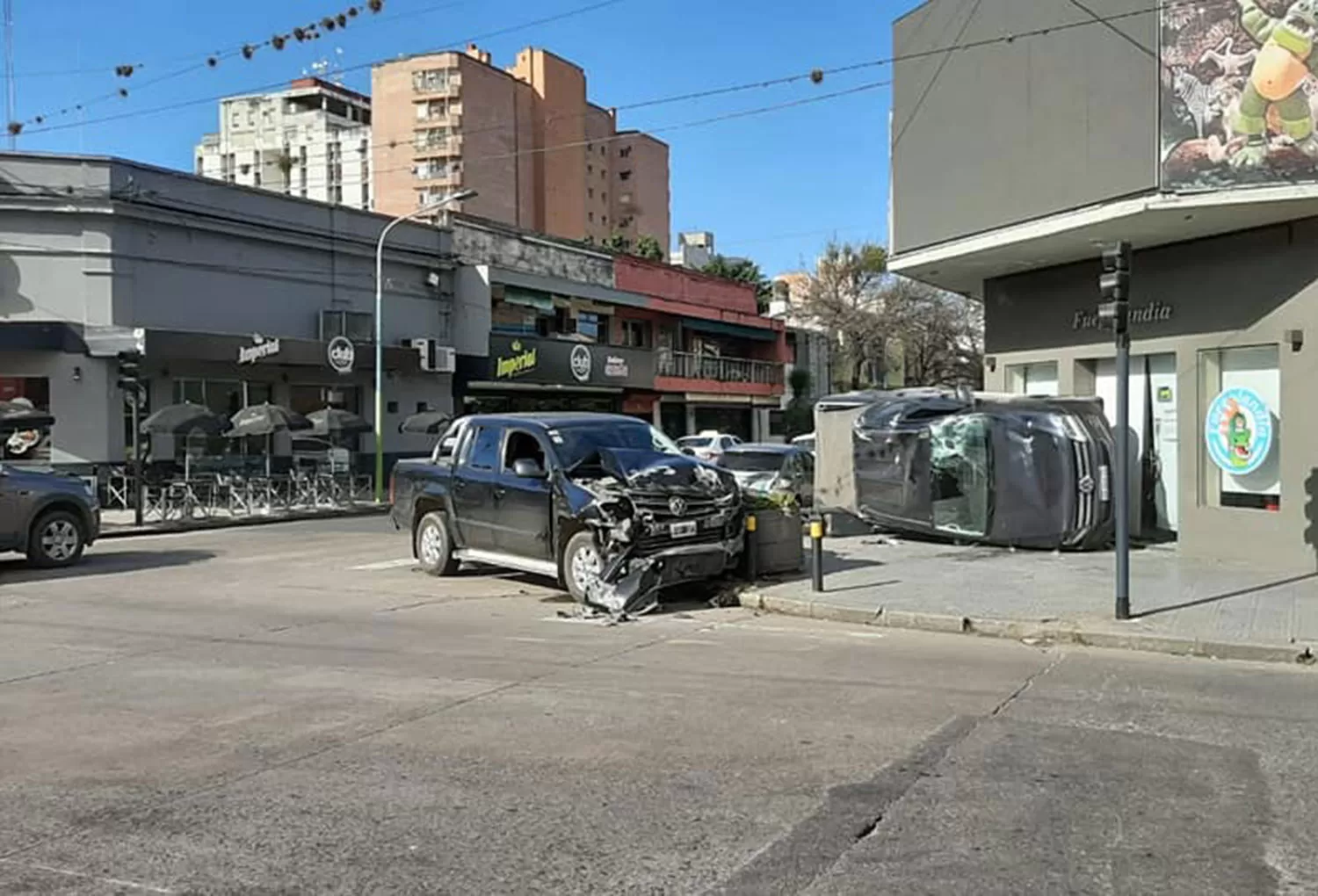 DURO ACCIDENTE. Así terminaron las camionetas en San Martín y José Colombres.