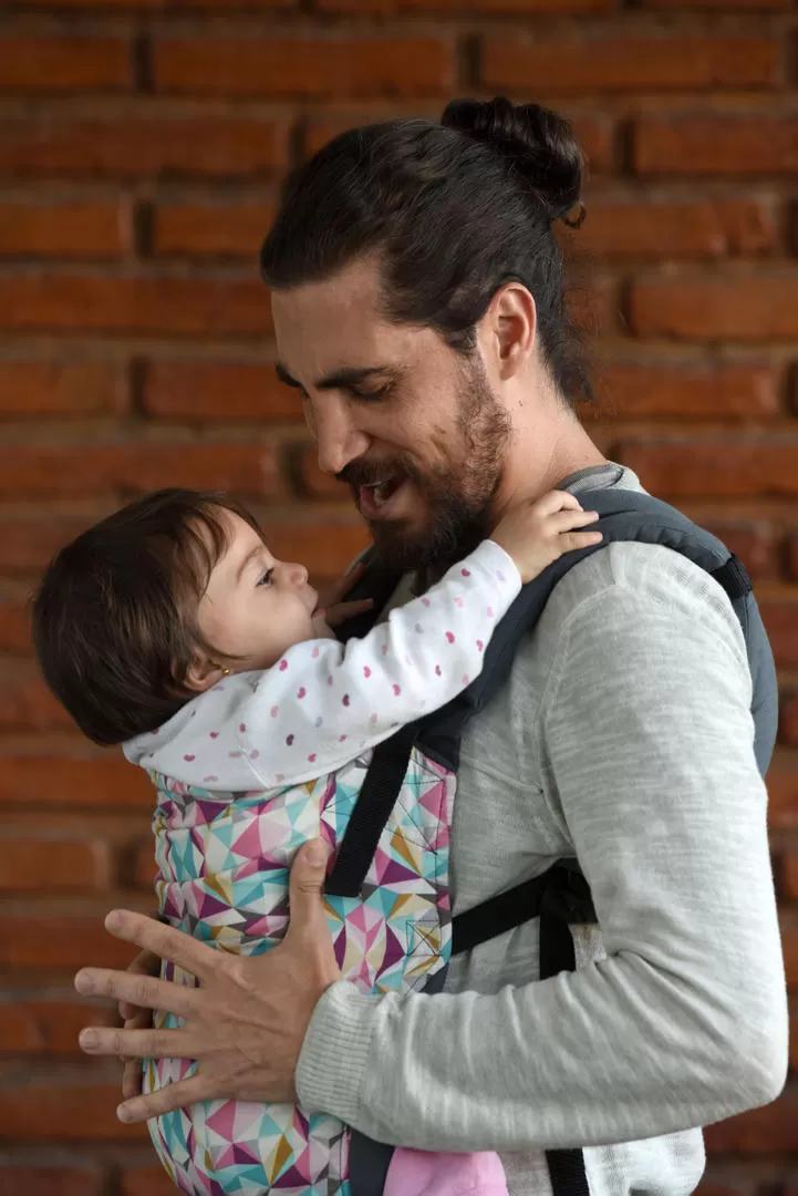 PRIMERIZO. Desde que Ámbar nació, Santiago usó distintos portabebés, como el fular y la mochila ergonómica. LA GACETA / FOTO DE DIEGO ARÁOZ.-