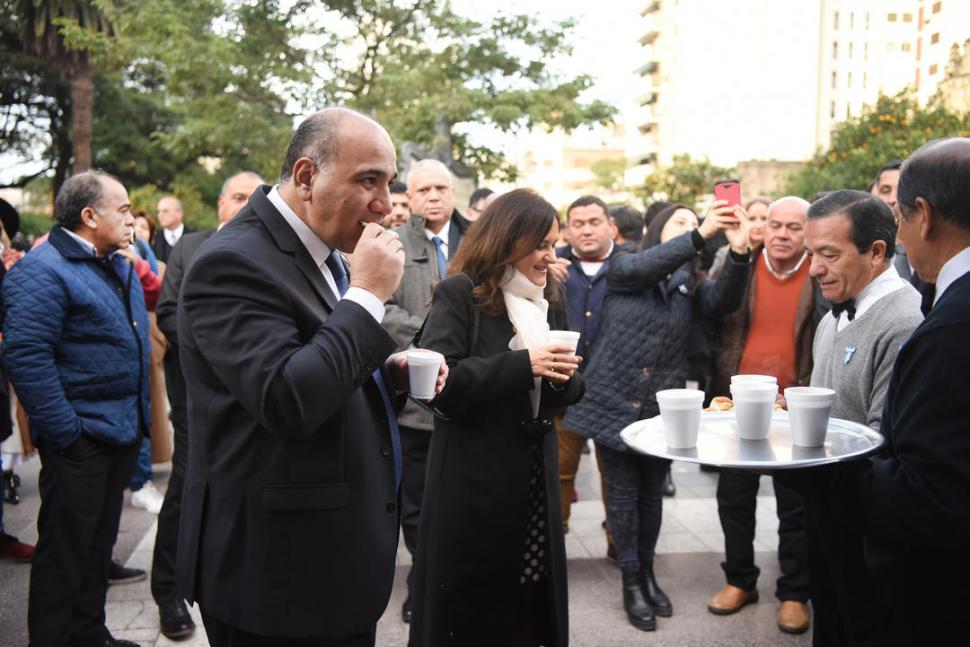 CONTRA EL FRÍO. Manzur y su esposa, Sandra Mattar Sabio, toman de chocolate en la plaza Independencia.   