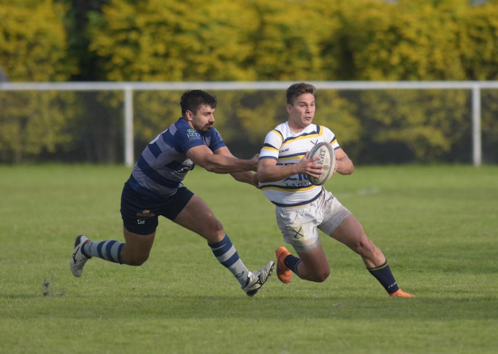SE VA. Facundo Novillo se escapa de Gastón Plaza y se dirige a marcar su try.  la gaceta / foto de  franco vera