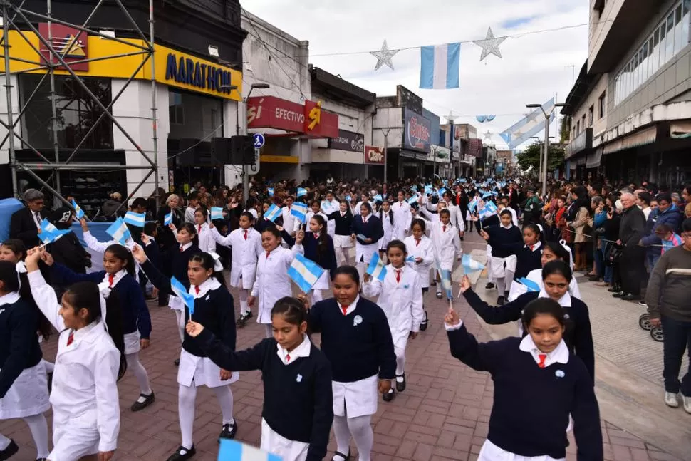 EN CONCEPCIÓN. Escolares desfilan por calle San Martín, en la “Perla del Sur”, en el marco de los 209 años de la Revolución de Mayo. la gaceta / foto de Osvaldo Ripoll