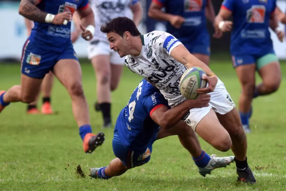 ¿QUIÉN LOS BAJA?. Pablo Avellaneda, autor de dos tries, trata de zafar del tackle de un jugador santiagueño. El “Verdinegro” dejó en el camino a una nueva víctima. la gaceta / foto de DIEGO ARAOZ