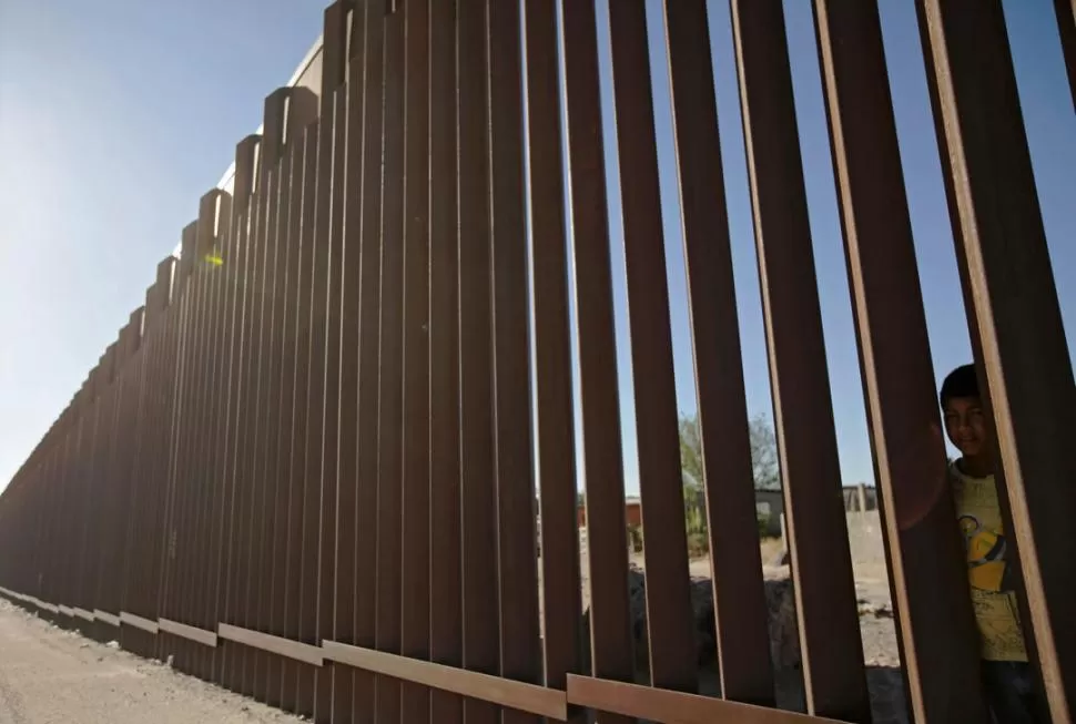 FRONTERA. Un niño mira al otro lado del muro, en Ciudad Juárez. Reuters