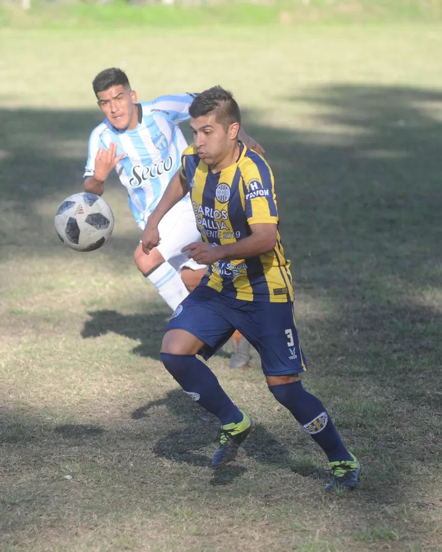 BUEN TRABAJO. El defensor de San Pablo Matías Sauma clausuró su sector; en la imagen, se lleva la pelota ante un rival. la gaceta / foto de antonio ferroni