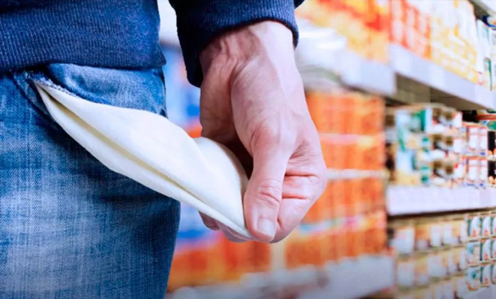 POR EL PISO. El poder adquisitivo del salario real seguirá en los niveles de 2018 y recién comenzará a recuperarse el próximo año, según Ecolatina.  