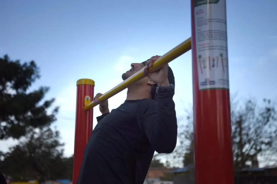 FITNESS. Julio Arroyo aprovecha los juegos del parque para hacer ejercicio.  