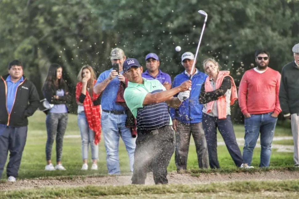 DE PRINCIPIO A FIN. La primera vuelta de 63 golpes (-9) le dio un buen margen de maniobra a Costilla para las tres restantes. Tras verse desplazado en la segunda y tercera, se recuperó a tiempo y celebró. fotos de paula carlino 