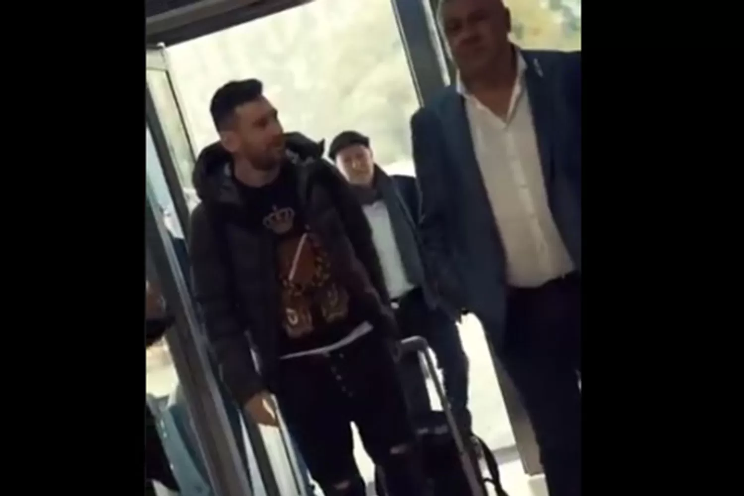 RECIBIDO POR TAPIA. Messi arribó al predio de Ezeiza luego de una demora en el vuelo.