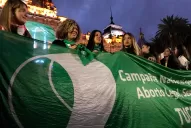 Una marea verde reclamó en la plaza Independencia que el aborto sea legal y gratuito