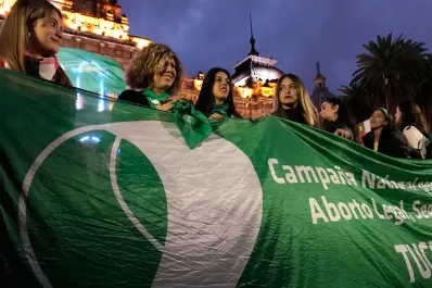 Una marea verde reclamó en la plaza Independencia que el aborto sea legal y gratuito