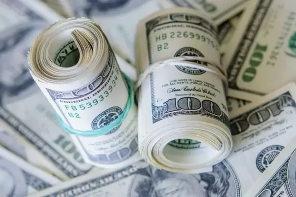 El dólar continúa perdiendo terreno y ayer cerró a $ 44,61