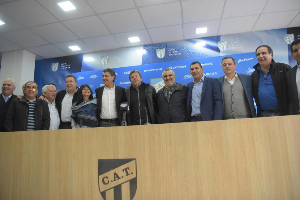 MOMENTO CLAVE. Zielinski firma el contrato que lo liga a Atlético por un año más. la gaceta / fotos de franco vera