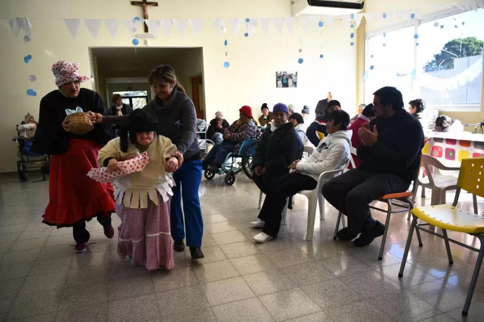 PASTELERAS DEL 25 DE MAYO. Silvita (adelante) seguida de Lorena, su compañera, corre a repartir pastelitos rellenos con dulce de membrillo. la gaceta / fotos de inés quinteros orio 