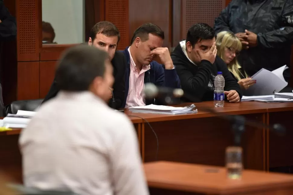 MOMENTO CUMBRE. Maximiliano Zelaya Pourriex reconoce ser el autor del crimen y los otros imputados se toman los rostros después de oírlo. la gaceta / foto de Inés Quinteros Orio