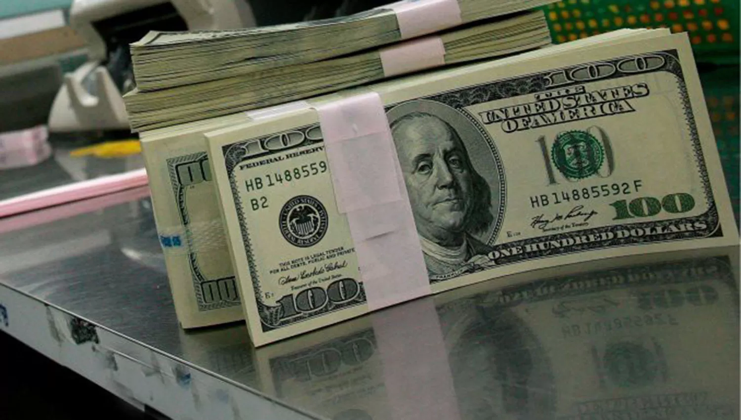 El dólar volvió a caer por mayor oferta y se acercó a su mínimo del mes