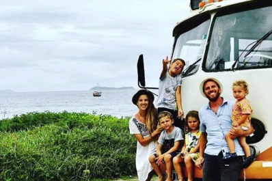 La familia que vive en un motorhome y cría a sus hijos en el camino