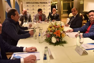 Frío saludo entre Manzur y Alperovich en la convocatoria de la Junta Electoral