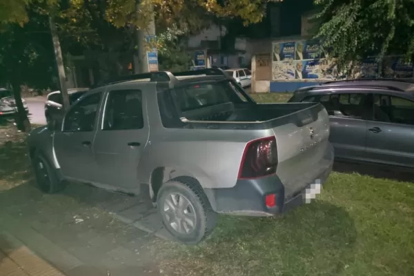 Estacionan en la vereda de su casa
