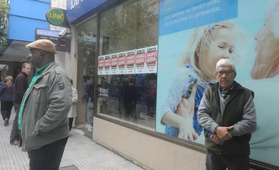 PARO EN LA CITY. El gremio La Bancaria anunció ayer la medida de fuerza con pegatinas y reparto de volantes en las calles de la zona bancaria. la gaceta / foto de Antonio Ferroni