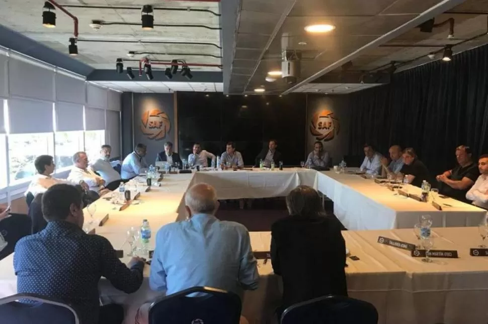 LA REUNIÓN. Los presidentes estuvieron juntos en la sede de la Superliga. saf.com.ar