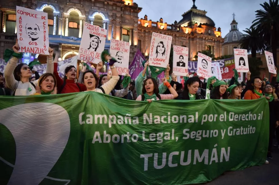 EN TUCUMÁN. La concentración llegó hasta Casa de Gobierno. la gaceta / foto de Ines Quinteros Orio