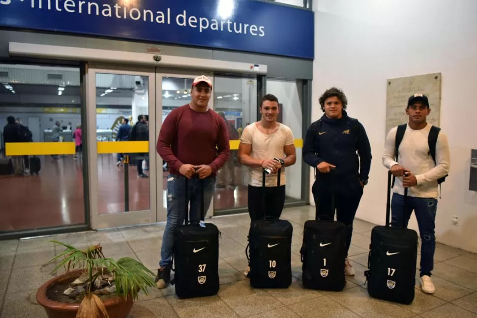 TODO LISTO. Francisco Coria, Mateo Carreras, Thomas Gallo y Gonzalo García partieron anoche hacia Buenos Aires. El martes debutarán en el Mundial vs Gales. la gaceta / foto de inés quinteros orio