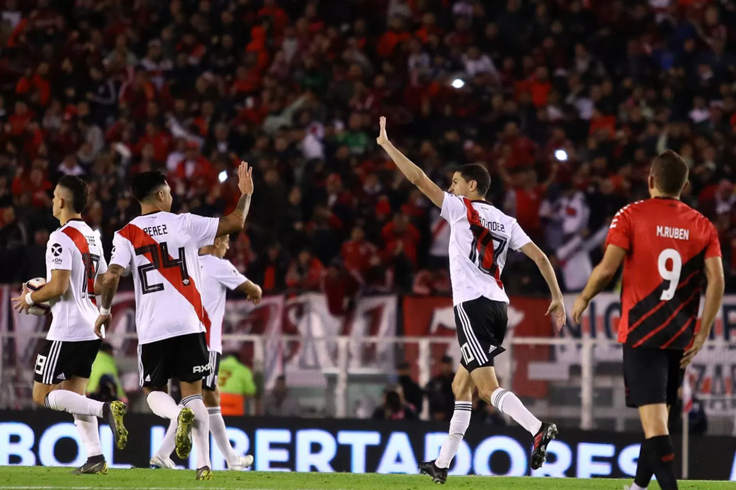 FESTEJO DE CAMPEÓN. River venció a Paranaense y festejó en Núñez.