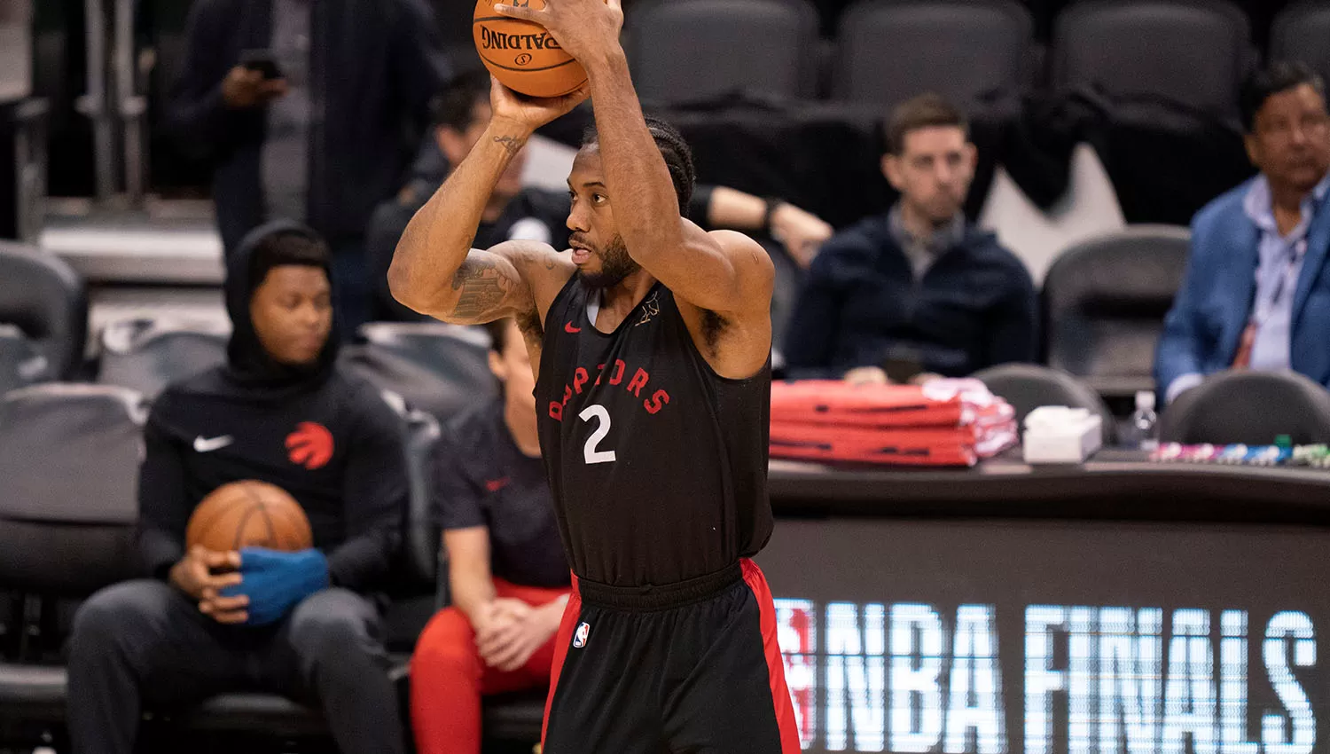 Kahwi Leonard, ex San Antonio Spurs, es la gran esperanza de los canadienses. (REUTERS)