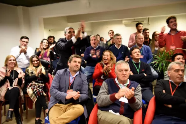 Video: detrás de cámara, las hinchadas de los candidatos jugaron su propio partido