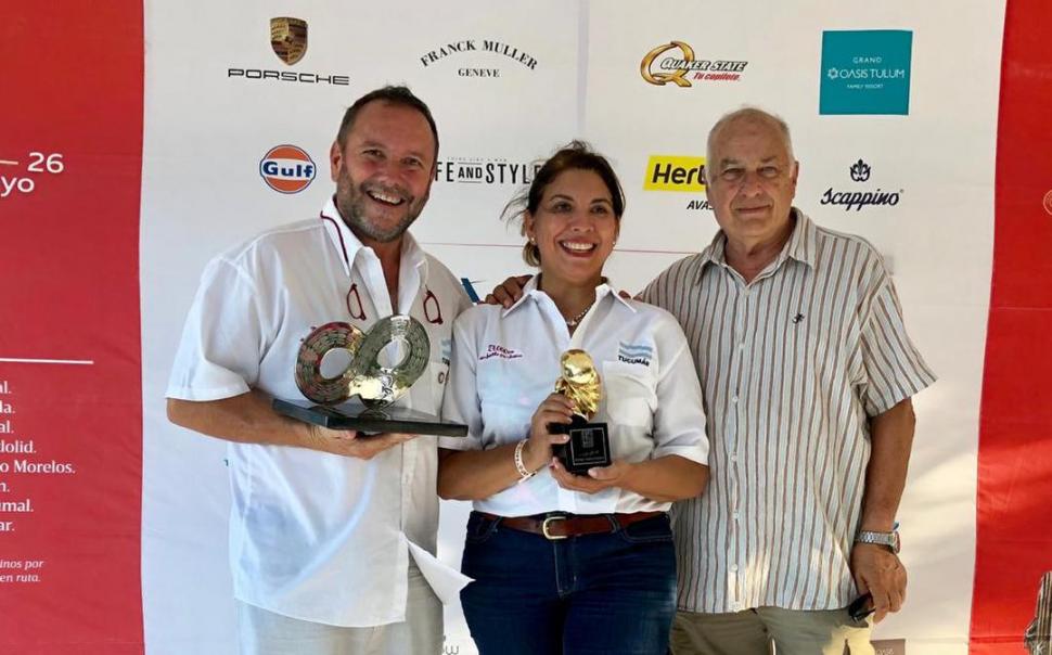 PREMIOS. Rubén Fangio, hijo del legendario piloto, compitió y posó junto a la pareja.