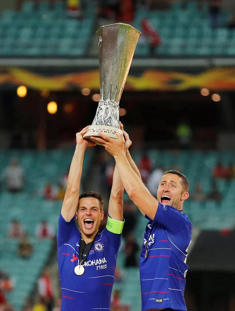 FELICES. Azpilicueta y Cahill levantan la Copa tras el 4-1. reuters