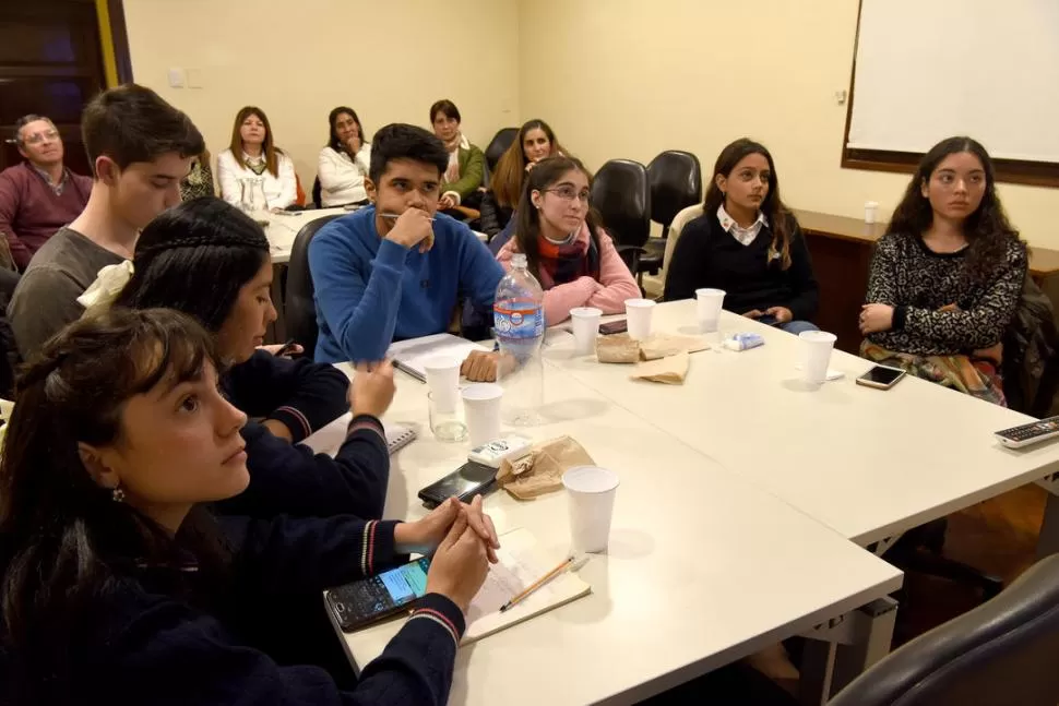 ATENTOS. Martina, Elisa, Tomás, Julián, Luz, Ayelén y Paula se mostraron mayormente críticos con los candidatos, pero rescataron el debate como instrumento. la gaceta / fotos de josé nuno