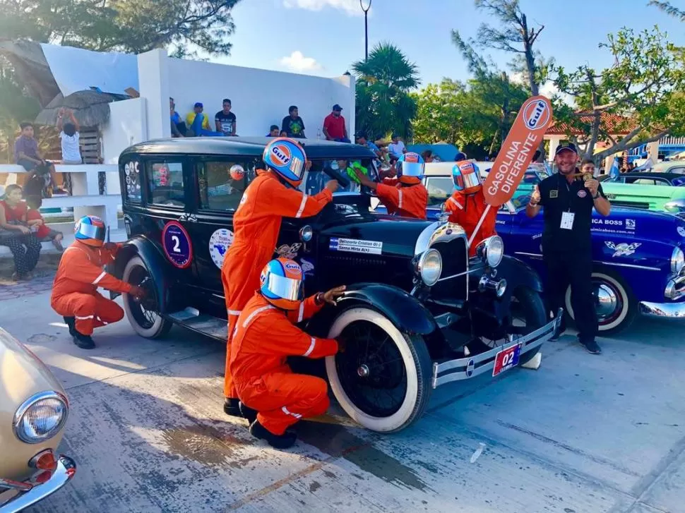 COMO EN LA FÓRMULA UNO. Uno de los patrocinadores de la competencia brindó un completo servicio de mantenimiento a los autos. “El Aventurero” recibió mimos.  gentileza cristin delaporte