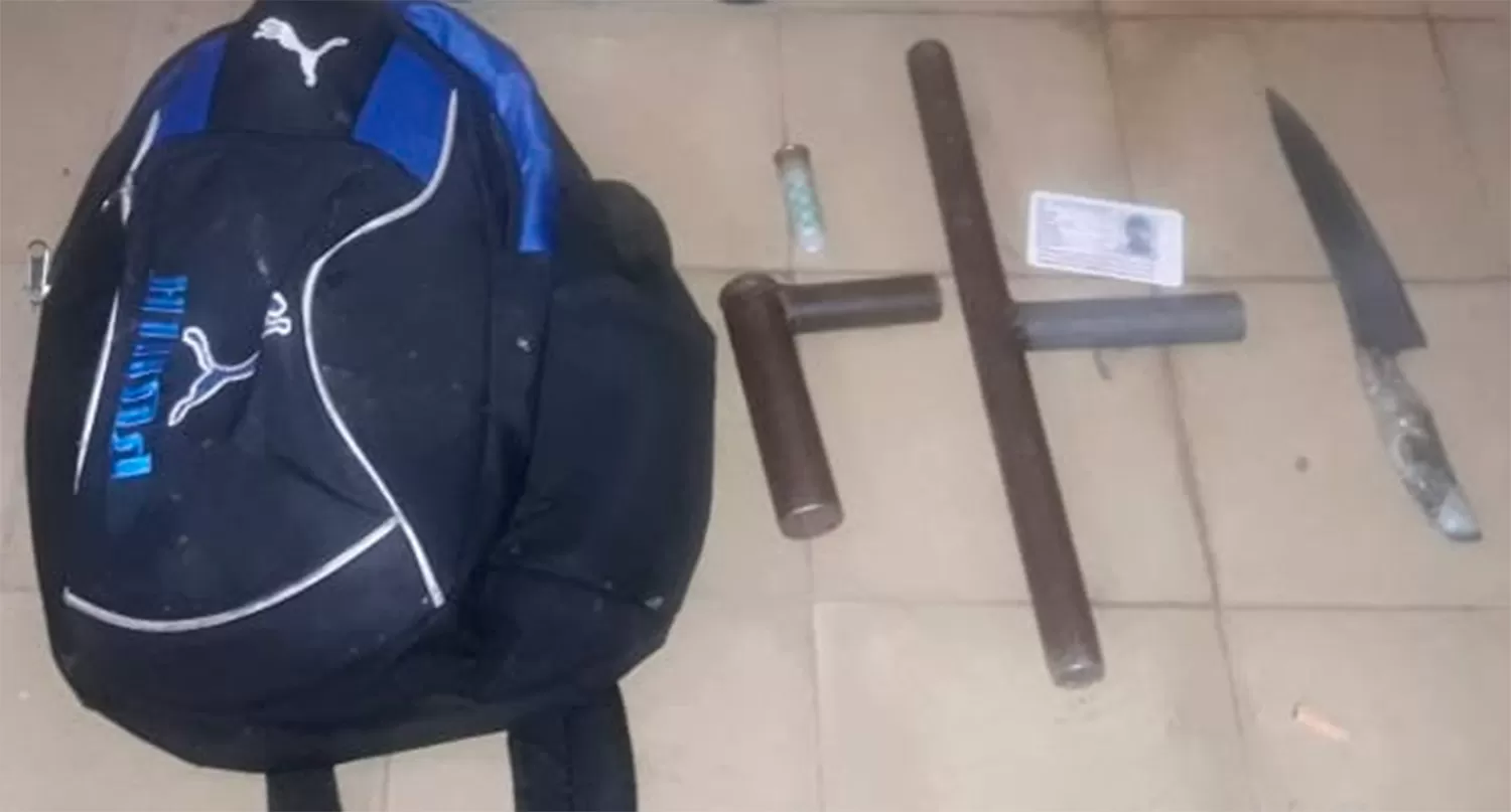 EL SECUESTRO. Un arma blanca y una tumbera.