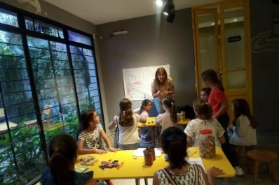 Una mamá creó un club de lectura para que su hija se enganchara con los libros y te cuenta cómo hace