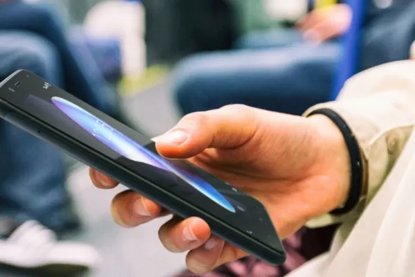 Comienzan a bloquear líneas de celulares prepagas que no estén identificadas