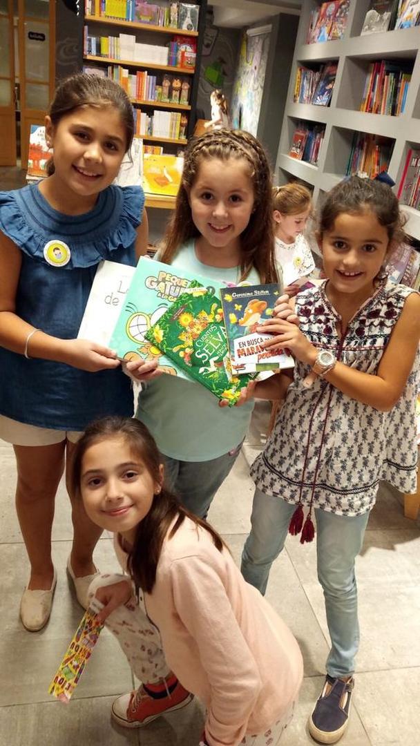 -Durante una visita a una librería de barrio Norte. club de lectura de niñas curiosas.- 