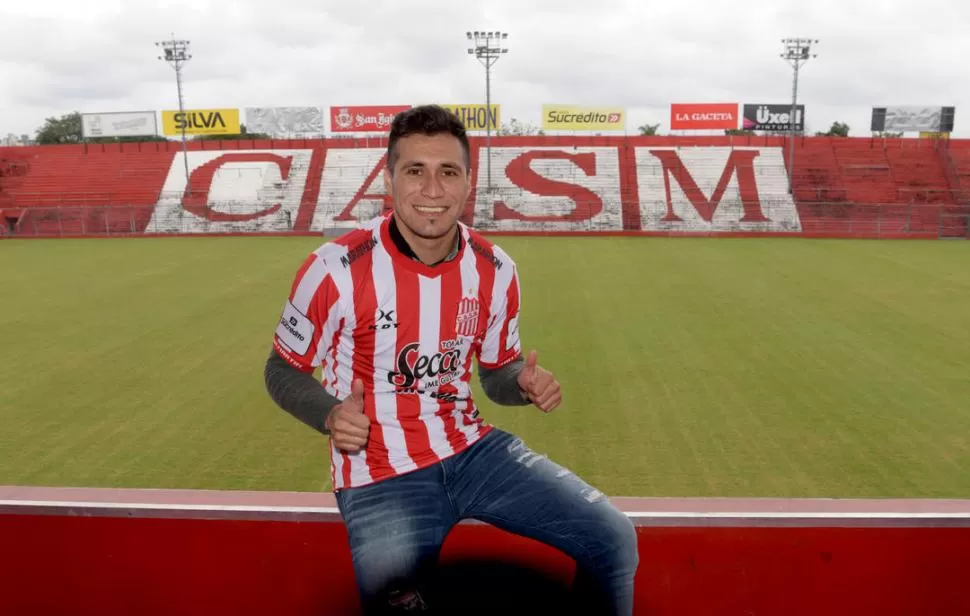 SU CARA LO DICE TODO. Rodríguez sonríe y luce con orgullo la camiseta de San Martín. El delantero está a 39 juegos de llegar a las dos centenas de partidos en el “Santo”.  la gaceta / fotos de franco vera