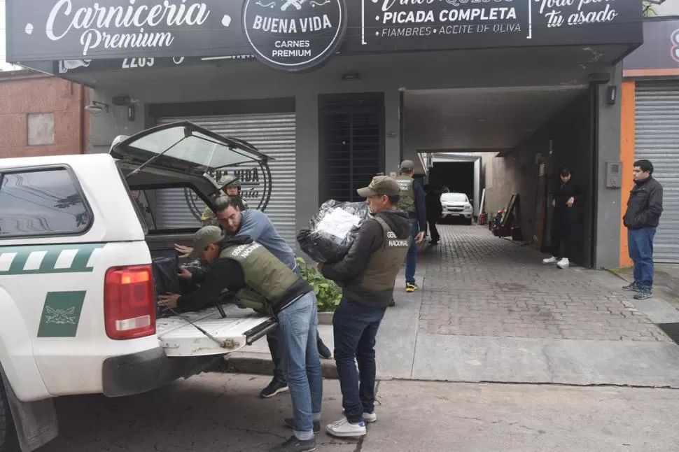 SECUESTROS. Personal de Gendarmería coloca los paquetes en la camioneta.  