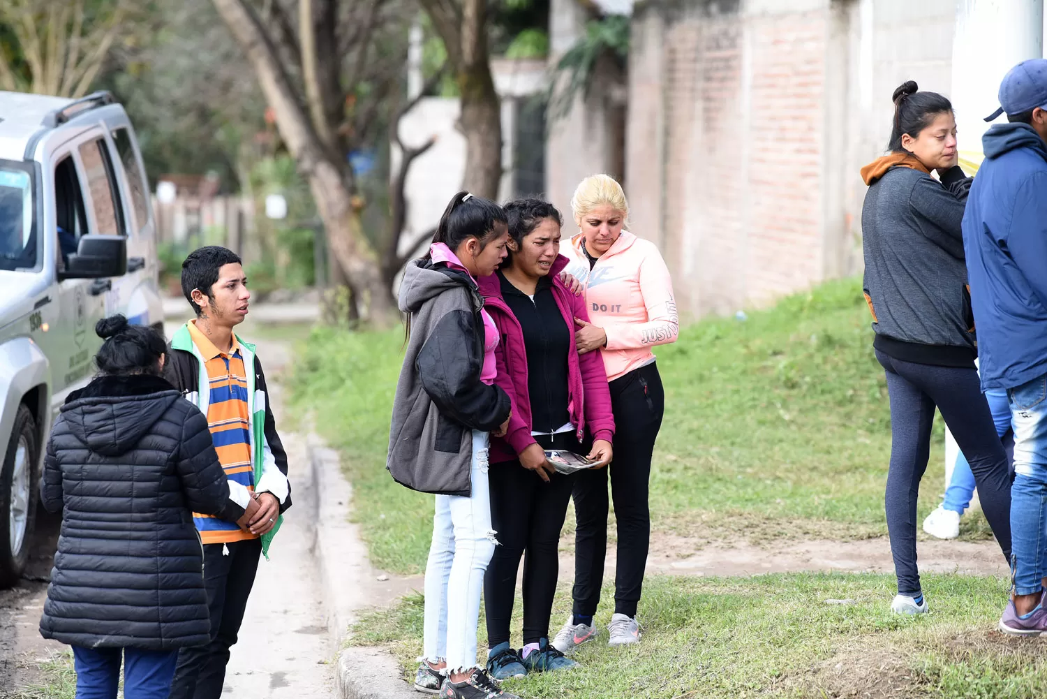 DESESPERADA. Micaela se desmorona frente a la casa de su ex, con la foto de su hijo en las manos.