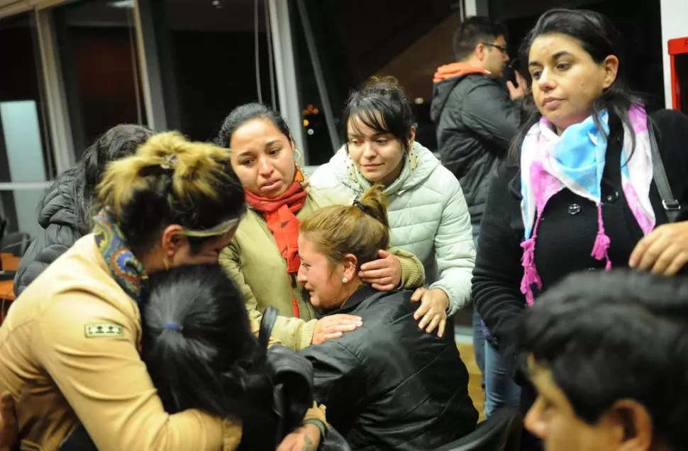 EN LA SALA. Amigas y allegadas a “Coty” Díaz lloraron y se abrazaron tras escuchar la sentencia. la gaceta / fotos de hector peralta 