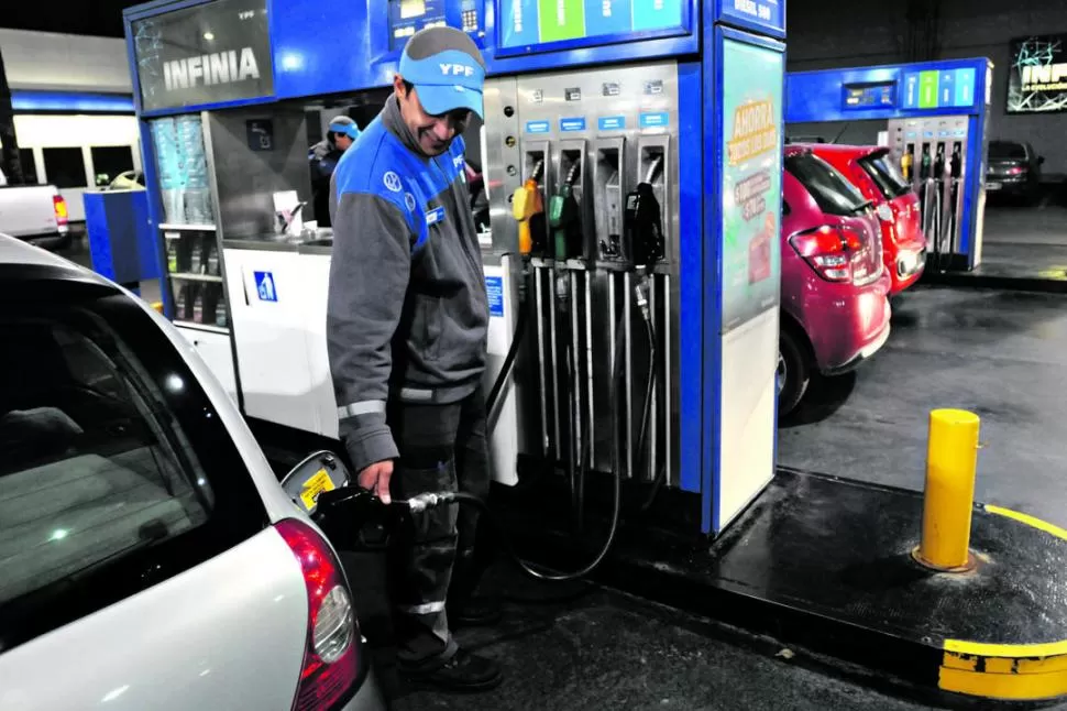 POSICIÓN DOMINANTE. En la Argentina, YPF controla el 57% del mercado minorista de combustibles. la gaceta / foto de Analía Jaramillo (archivo)