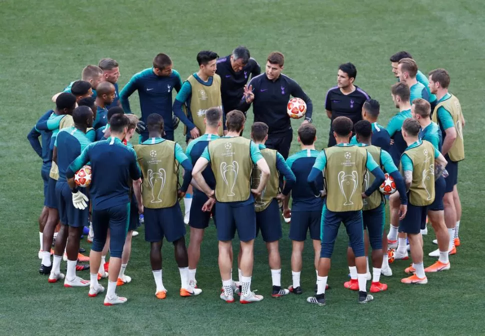 REUNIDOS. Pochettino arenga a sus dirigidos en el último ensayo previo a la final. reuters