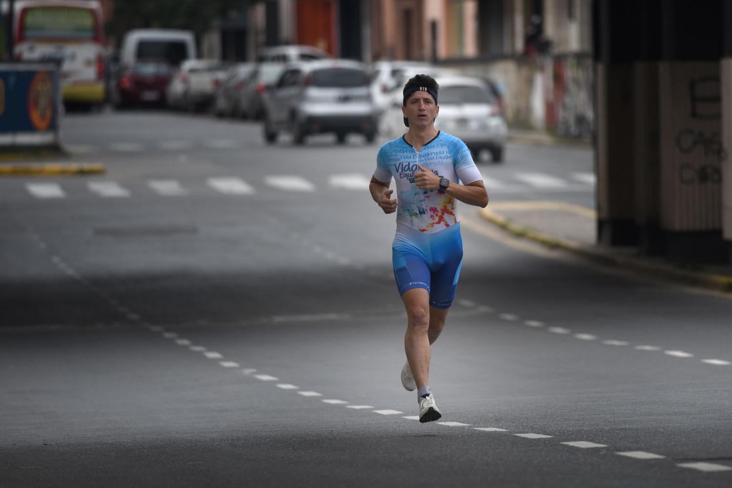 Luchó contra el cáncer y le dijeron que no volvería a caminar: hoy es campeón de triatlón