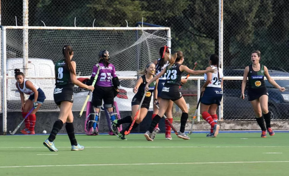 FESTEJA TUCUMÁN RUGBY. Así celebraron uno de los goles contra Natación. 