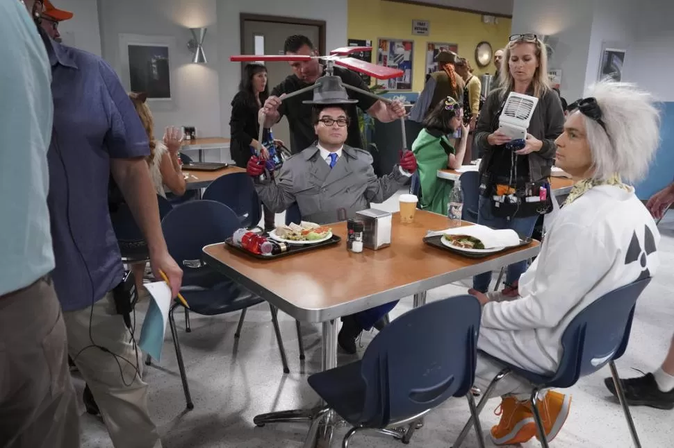 CLÁSICAS ESCENAS. Leonard aparece caracterizado como el Inspector Gadget y Sheldon, como el Dr. Brown. 