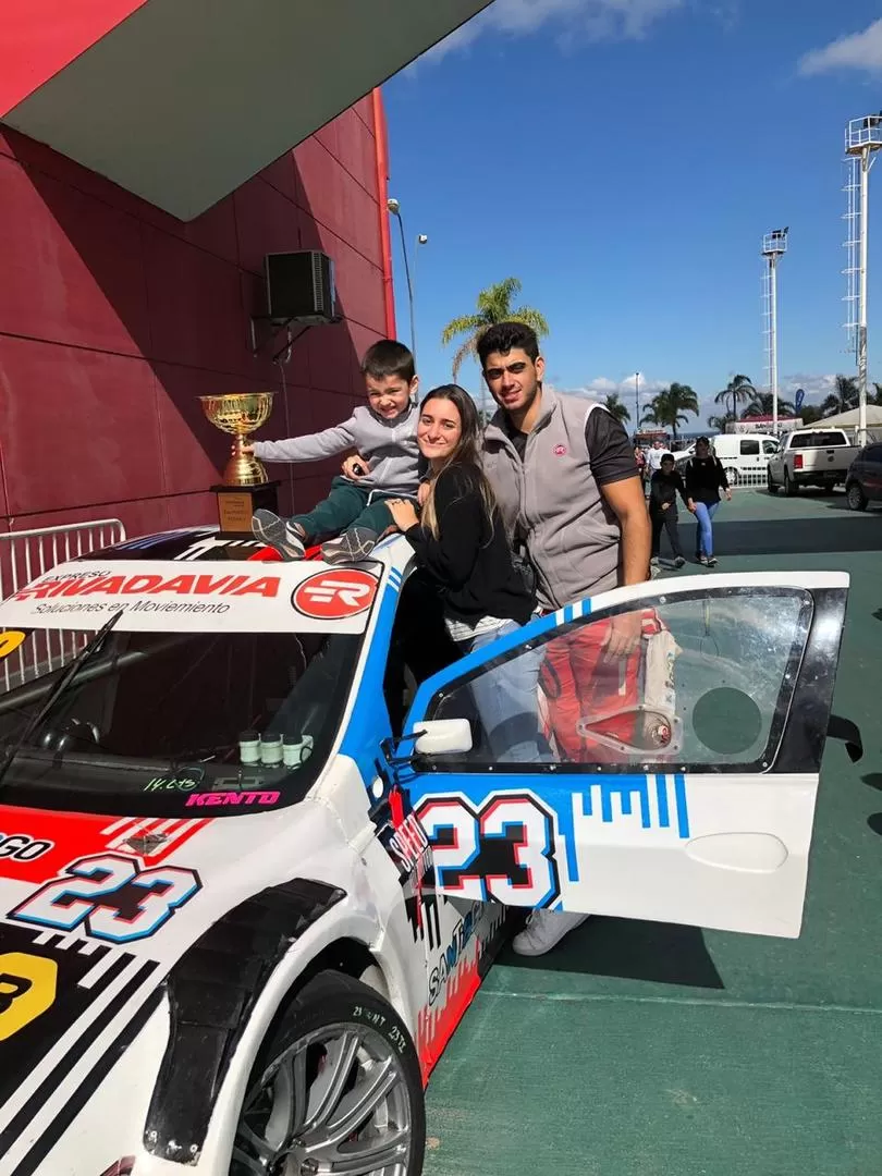 FELIZ. Bernardo Ortega junto a su hijo Baltazar y su esposa Nazarena posaron con el auto y la copa en la zona de boxes.  