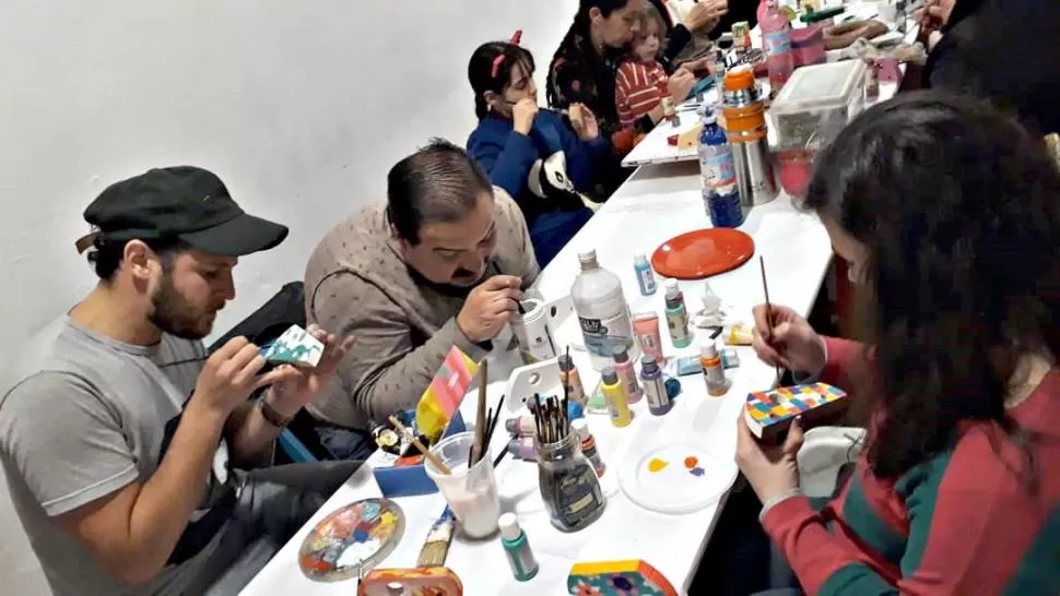 EN PLENO PROCESO. Los autitos son intervenidos en vivo por los artistas y público de diferentes edades. la gaceta / foto de analia jaramillo 