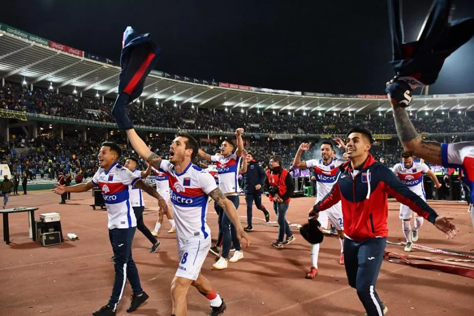 GANADOR INDISCUTIDO. Los jugadores de Tigre festejan el primer campeonato de Primera que consiguió la institución desde que fue fundada y dan la vuelta olímpica en el Mario Kempes, en Córdoba. telam